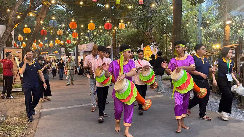 Biểu diễn nghệ thuật dân gian tại Lễ hội Văn hóa Ẩm thực, Món ngon.