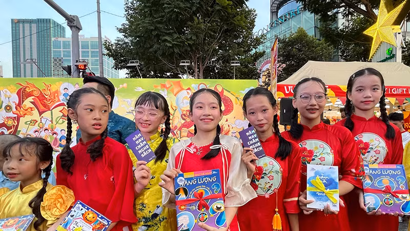 Các em thiếu nhi được lì xì trong chiều Mùng 1 Tết.