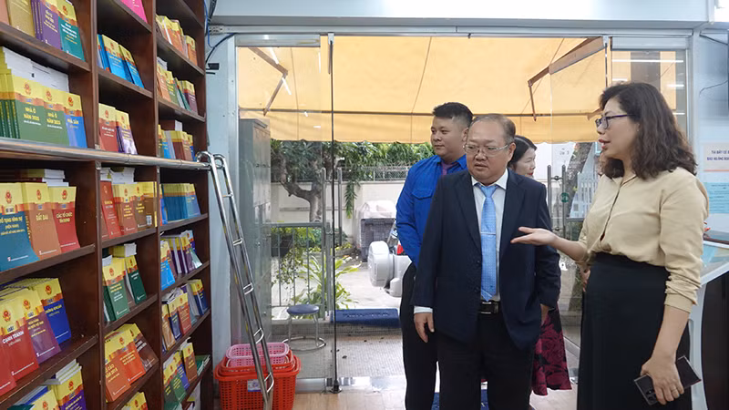 Đoàn Trường đại học Tài chính-Marketing tham quan trụ sở Chi nhánh Nhà xuất bản Chính trị quốc gia Sự thật tại Thành phố Hồ Chí Minh sau lễ ký kết.