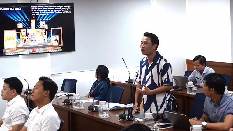 Các đại biểu trả lời câu hỏi của phóng viên tại buổi họp báo.