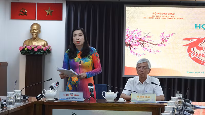 Thứ trưởng Ngoại giao Lê Thị Thu Hằng thông tin về chương trình Xuân Quê hương 2024. Thứ trưởng Ngoại giao Lê Thị Thu Hằng thông tin về chương trình Xuân Quê hương 2024.