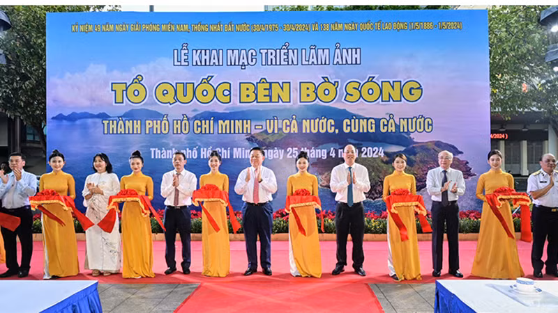 Các đại biểu thực hiện nghi thức cắt băng khai mạc triển lãm.