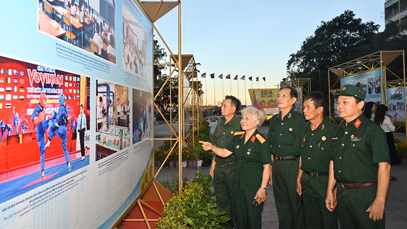 Các đại biểu tham quan triển lãm. (Ảnh: QUỐC THANH)