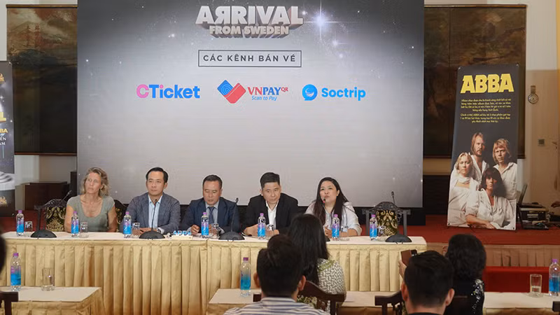 Ban tổ chức chương trình trả lời câu hỏi của phóng viên tại buổi họp báo.