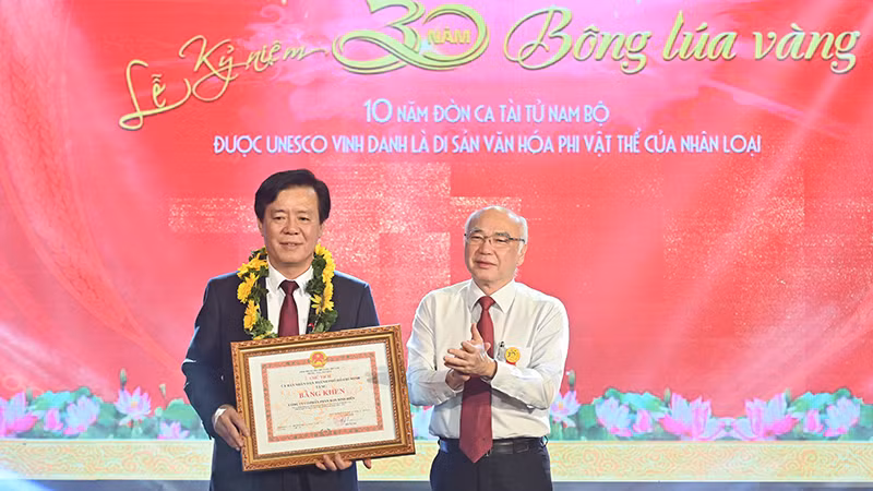 Tặng bằng khen Ủy ban nhân dân Thành phố Hồ Chí Minh cho tập thể có nhiều đóng góp cho Bông lúa vàng. (Ảnh: Quốc Thanh) Tặng bằng khen Ủy ban nhân dân Thành phố Hồ Chí Minh cho tập thể có nhiều đóng góp cho Bông lúa vàng. (Ảnh: Quốc Thanh)