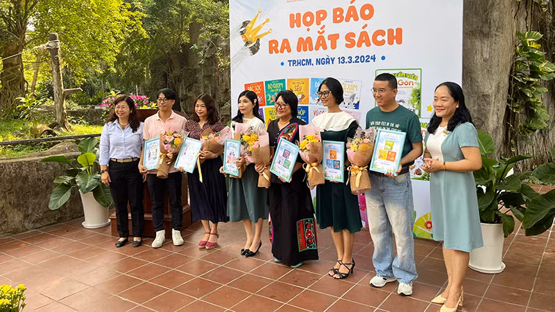 Ban tổ chức tặng hoa cho các tác giả tham gia bộ sách "Thiên nhiên kỳ thú".