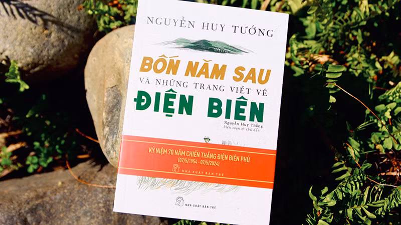 Bìa cuốn sách "Bốn năm sau và những trang viết về Điện Biên".