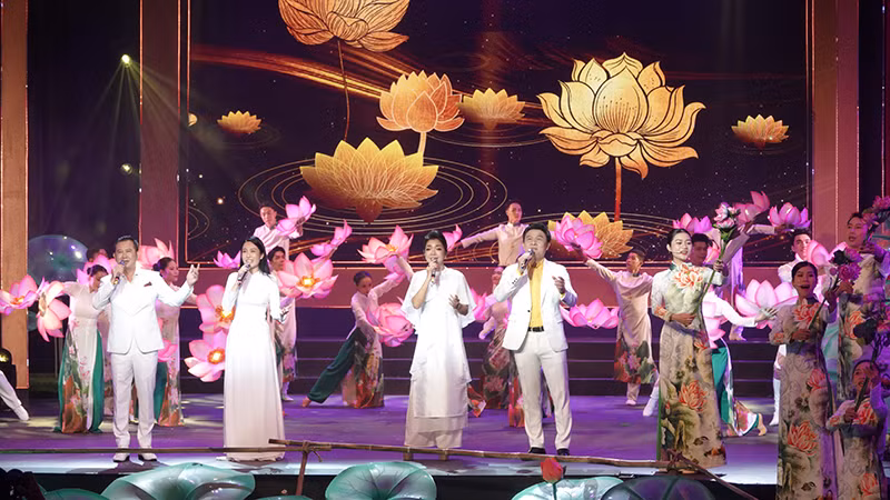 Các ca sĩ trình bày ca khúc "Hồ Chí Minh đẹp nhất tên Người".