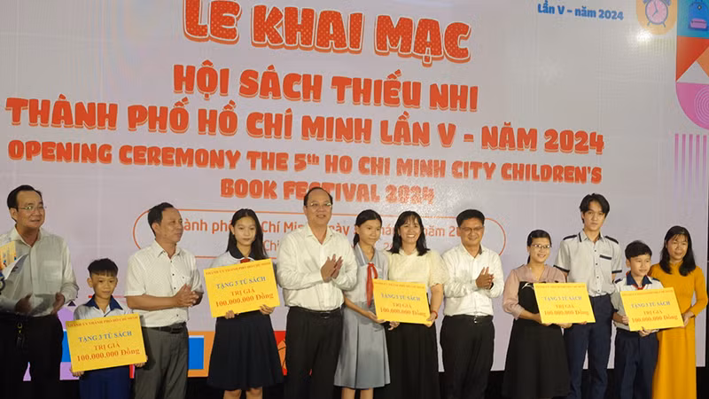 Các đại biểu trao tặng các bảng tượng trưng cho các đơn vị thuộc 5 huyện ngoại thành được tặng tủ sách.