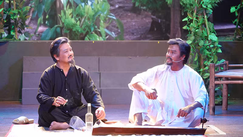 Nghệ sĩ Ưu tú Lê Tứ (trái) trong vai Tám Khỏe và Nghệ sĩ Ưu tú Võ Minh Lâm vai Bảy Đờn.