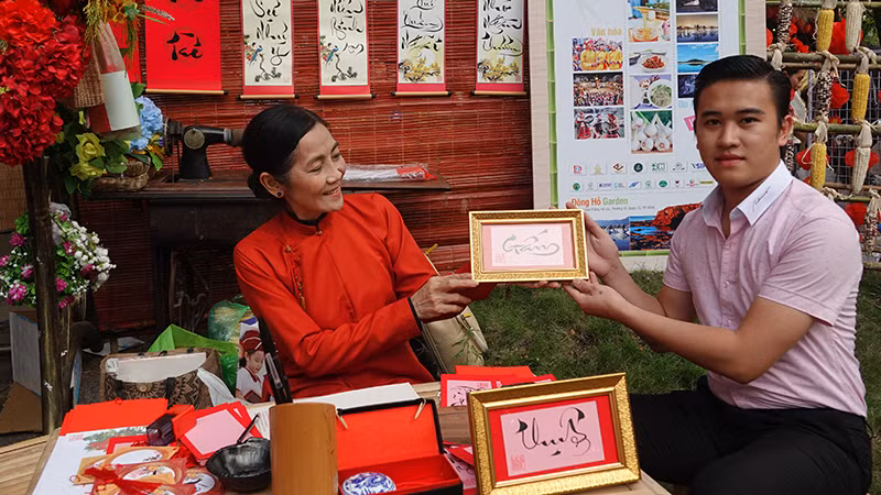 Không gian thư pháp tại Sắc quê Quảng Ngãi.