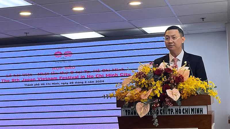 Ông Trần Phước Anh, Giám đốc Sở Ngoại vụ Thành phố Hồ Chí Minh phát biểu tại buổi họp báo.