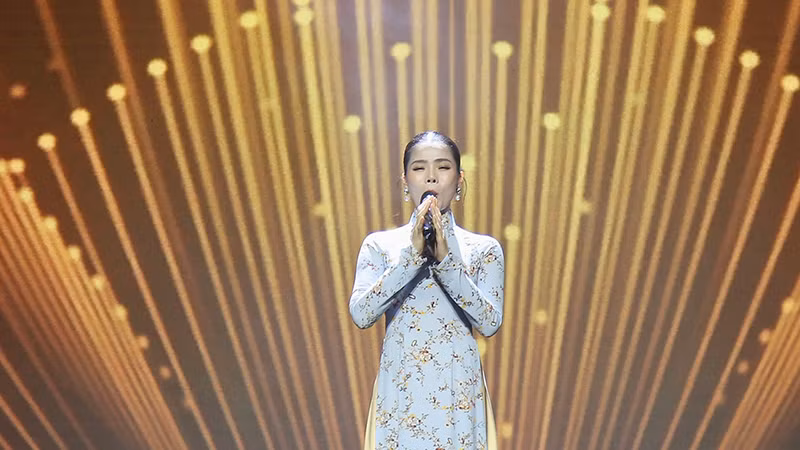 Ca sĩ Lệ Quyên trình diễn trong chương trình. (Ảnh: Dũng Phương).