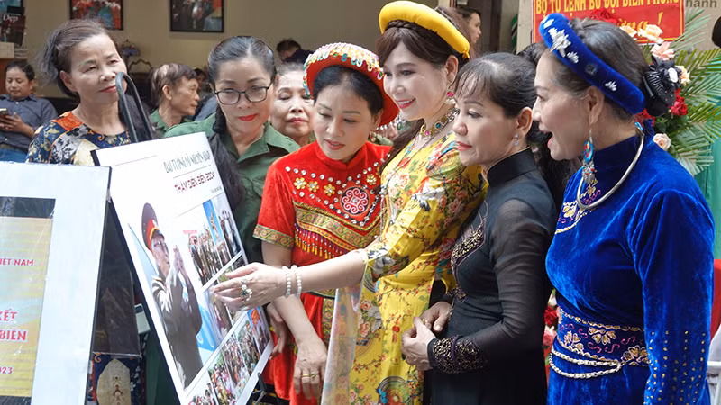 Khách tham quan triển lãm ảnh trong sáng 4/5.