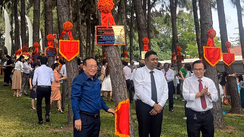 Các đại biểu bên cây thông của Tổng Lãnh sự quán Cộng hòa Ấn Độ.