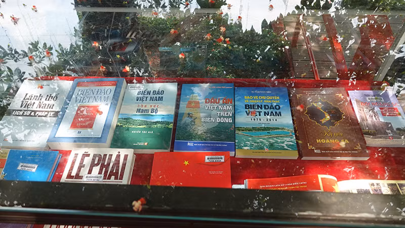Ban tổ chức trưng bày nhiều sách giá trị về biển, đảo.