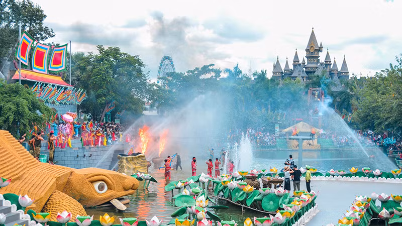 Du lịch Văn hóa Suối Tiên đón nhiều du khách tham quan trong dịp Tết Dương lịch 2024.