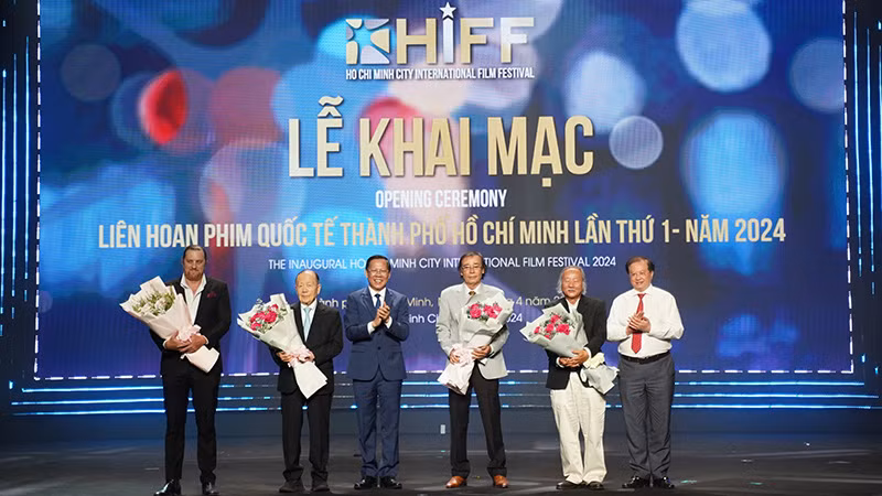 Các đồng chí lãnh đạo tặng hoa cho các đạo diễn, nhà sản xuất phim.