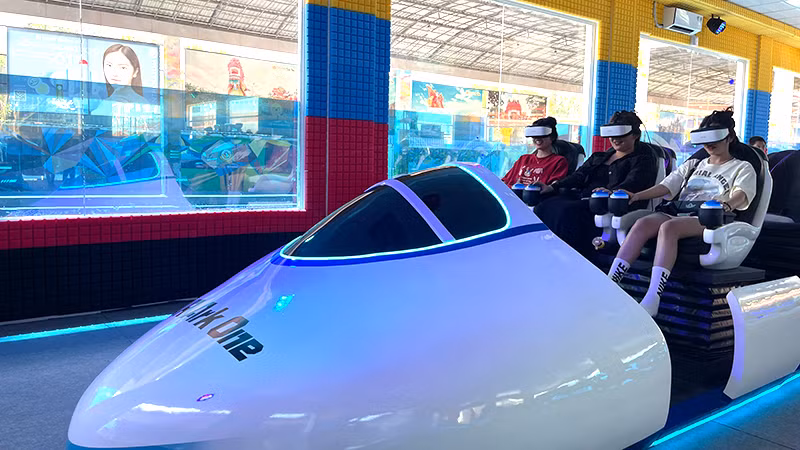 Bạn trẻ thích thú với các trò chơi công nghệ thực tế ảo tại Suối Tiên.