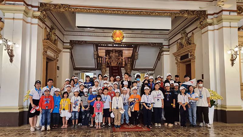 Các em tham quan trụ sở Hội đồng nhân dân-Ủy ban nhân dân Thành phố Hồ Chí Minh.
