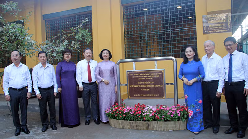 Các đại biểu thực hiện nghi thức hoàn thành giai đoạn 1 công trình.