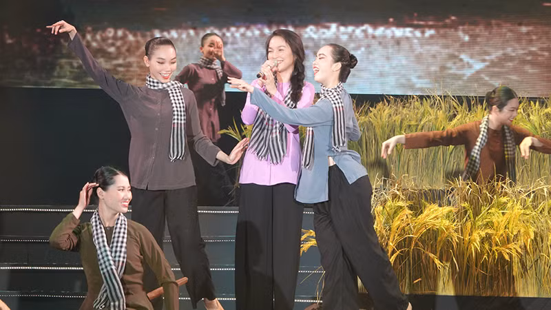 Ca sĩ Hiền Thục trình bày ca khúc Áo bà ba (sáng tác Trần Kiết Tường).