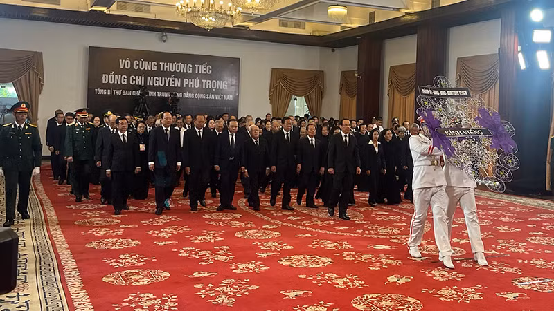 Đoàn Thành ủy, Hội Đồng nhân dân, Ủy ban nhân dân Thành Phố Hồ Chí Minh kính viếng Tổng Bí thư Nguyễn Phú Trọng.