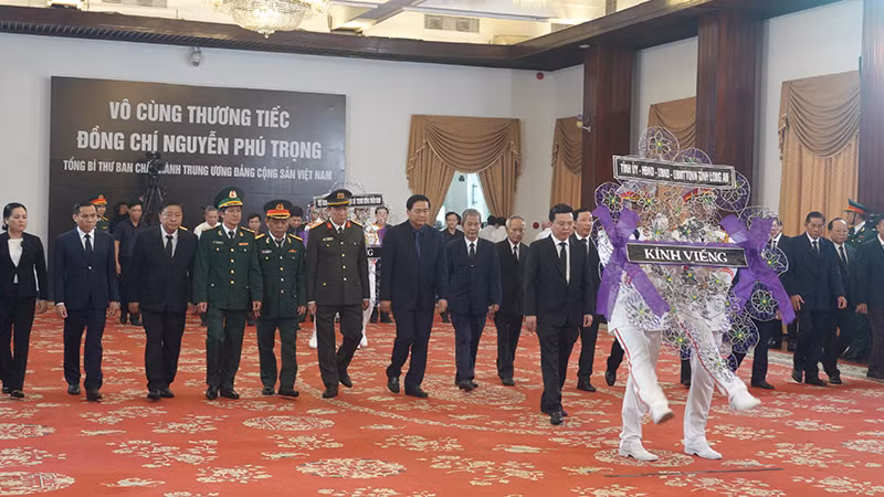 Đoàn Tỉnh ủy Long An kính viếng Tổng Bí thư Nguyễn Phú Trọng.