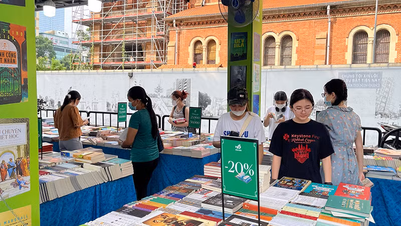 Khách tham quan tại các gian hàng trong Ngày Sách và Văn hóa đọc lần 2- năm 2023. 