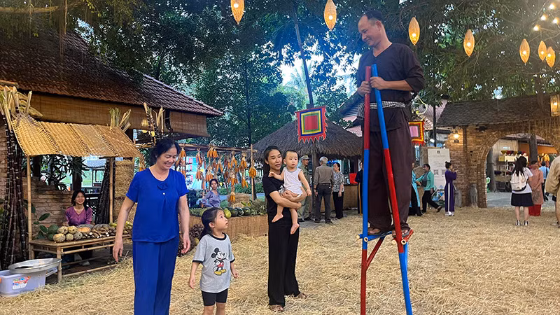 Khách đến lễ hội còn được thưởng thức những trò chơi dân gian.