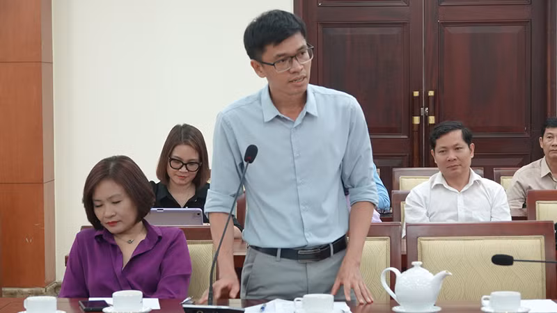 Đại biểu trình bày tham luận tại hội nghị.