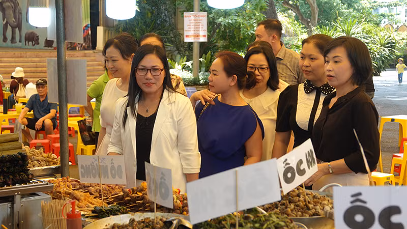 Các đại biểu tham quan các gian hàng ẩm thực.