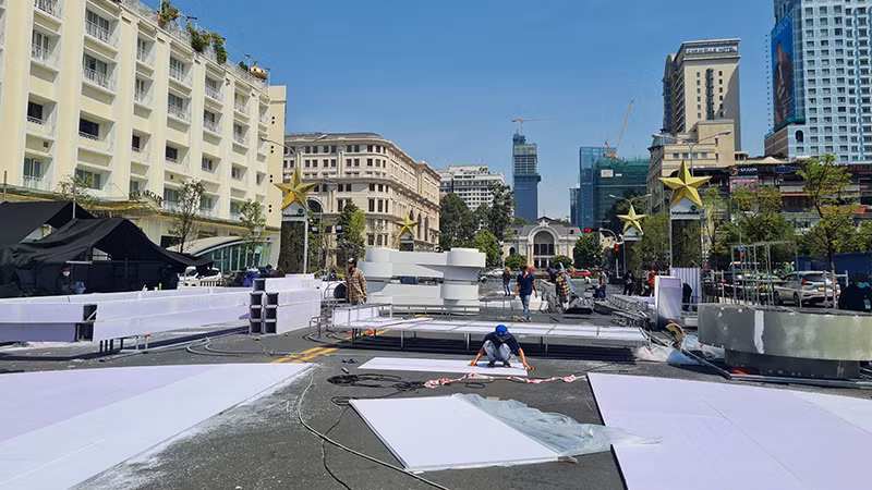 Các đơn vị đang tiến hành thi công Lễ hội Đường Sách Tết Giáp Thìn 2024.