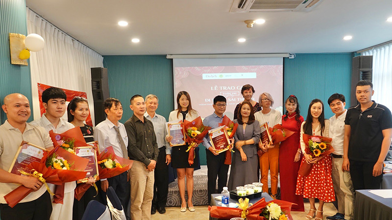 Các tác giả đạt giải chụp ảnh lưu niệm với Ban tổ chức và các chuyên gia.