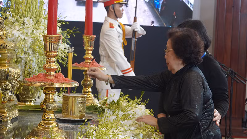 Nhiều đại biểu nán lại thắp hương tiễn đưa Tổng Bí thư Nguyễn Phú Trọng sau Lễ Truy điệu.