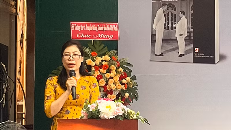 Tiến sĩ Nguyễn Thị Quỳnh Nga, Giám đốc Chi nhánh Nhà xuất bản Chính trị quốc gia Sự thật tại Thành phố Hồ Chí Minh, phát biểu tại buổi tọa đàm, ra mắt sách.