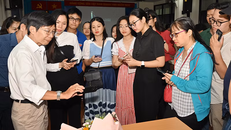 Nghệ sĩ nhiếp ảnh Hoàng Trung Thủy hướng dẫn kỹ thuật chụp ảnh nghệ thuật bằng điện thoại cho các học viên.