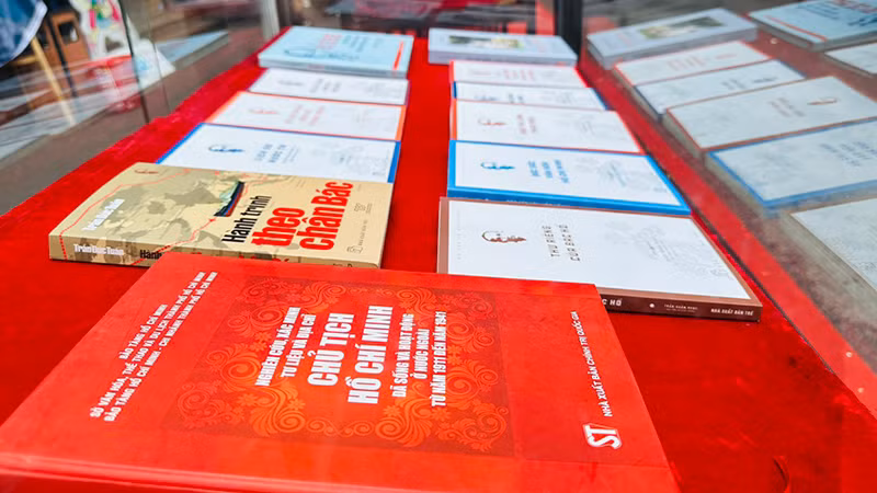 Nhiều sách có giá trị được trưng bày tại Đường Sách Thành phố Hồ Chí Minh trong dịp Lễ 2/9.