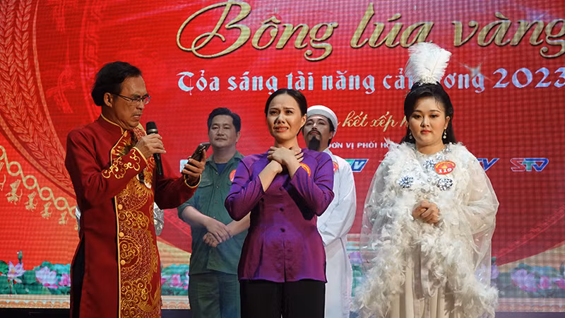 Thí sinh Nguyễn Quỳnh Như (giữa) xúc động khi nghe người dẫn chương trình công bố kết quả cuộc thi.