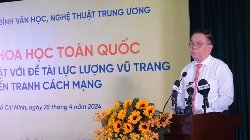 Đồng chí Nguyễn Trọng Nghĩa, Bí thư Trung ương Đảng, Trưởng Ban Tuyên giáo Trung ương phát biểu tại hội thảo.