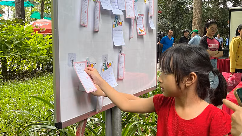 Nhiều bạn nhỏ đã viết lời chúc mừng hai bé Bình và Dương tròn 1 tuổi.