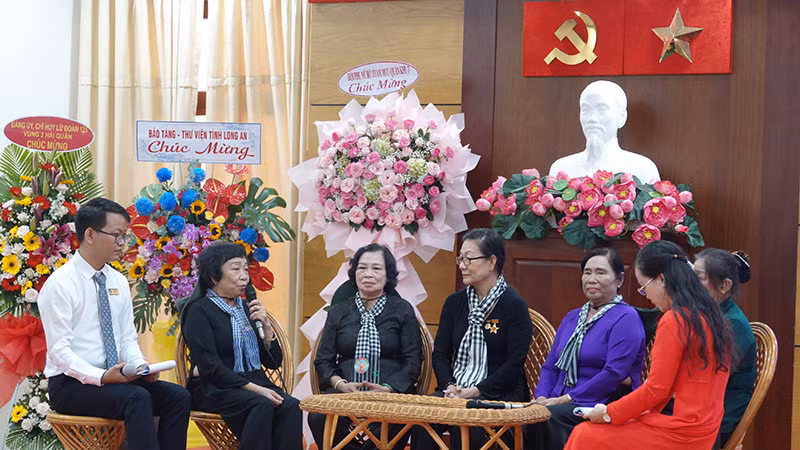 Các nữ thanh niên xung phong giao lưu tại chương trình.