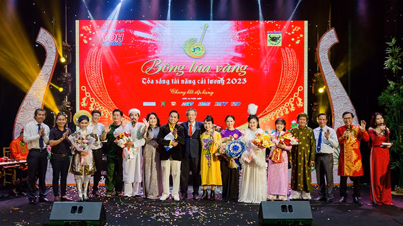 Các đại biểu, hội đồng giám khảo chúc mừng các thí sinh đoạt giải.