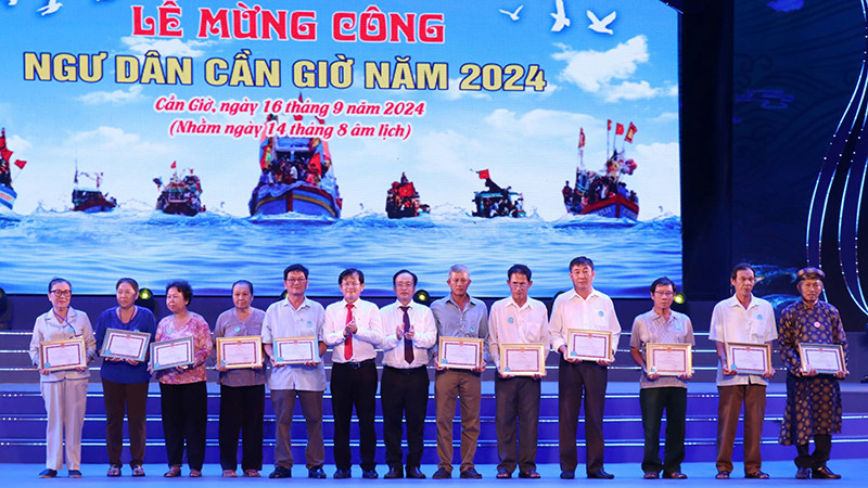 Khen thưởng các tập thể, cá nhân có thành tích xuất sắc trong đánh bắt, khai thác thủy sản trên địa bàn Cần Giờ.