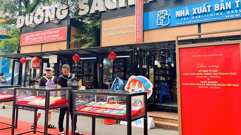 Trưng bày sách chủ đề Quốc khánh 2/9 tại Đường Sách Thành phố Hồ Chí Minh.