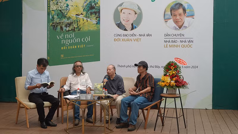 Tác giả và các khách mời trong buổi giao lưu, ra mắt sách.