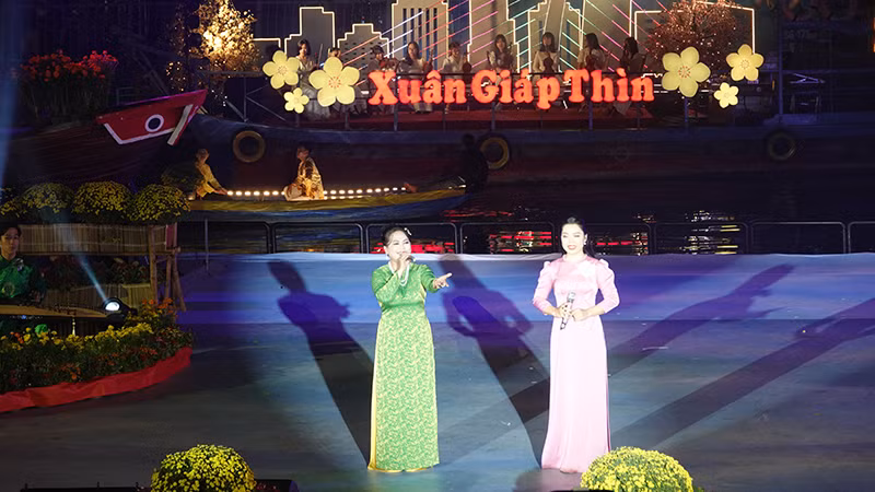 Tiết mục “Sài Gòn-Thành phố Hồ Chí Minh” (ý thơ Nghệ nhân Nhân dân Hồng Oanh, chuyển thể điệu Thạc sĩ Phạm Thái Bình) do Nghệ nhân Nhân dân Thanh Tuyết và Nghệ sĩ Trường An trình bày.