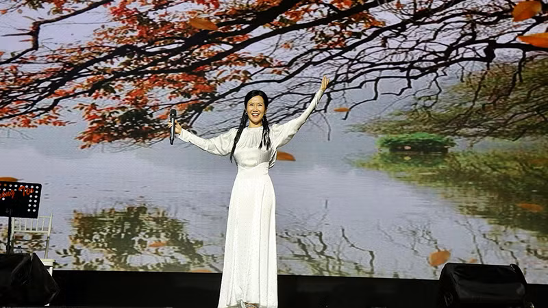 Ca sĩ Hồng Nhung trình bày ca khúc Nhớ mùa thu Hà Nội (sáng tác Trịnh Công Sơn) trong chương trình. (Ảnh: Dũng Phương).