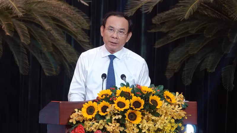 Đồng chí Nguyễn Văn Nên, Ủy viên Bộ Chính trị, Bí thư Thành ủy Thành phố Hồ Chí Minh phát biểu tại buổi họp mặt.