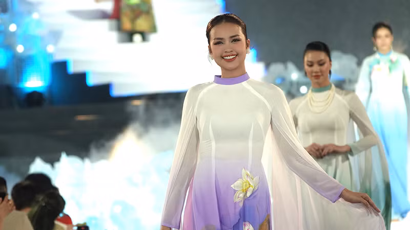 Hoa hậu Hoàn Vũ Việt Nam 2022 Ngọc Châu biểu diễn trong chương trình khai mạc.